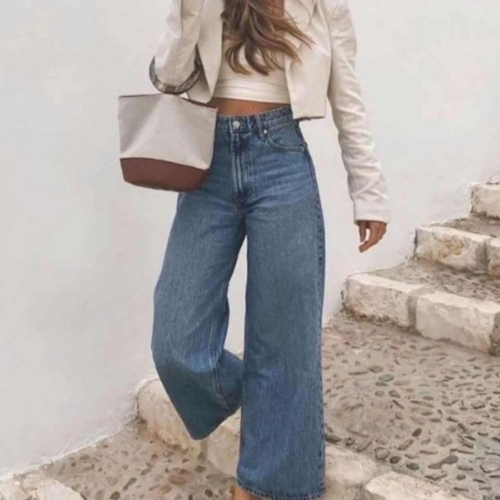 Divided by H&M wide leg high waisted jeans in size 6